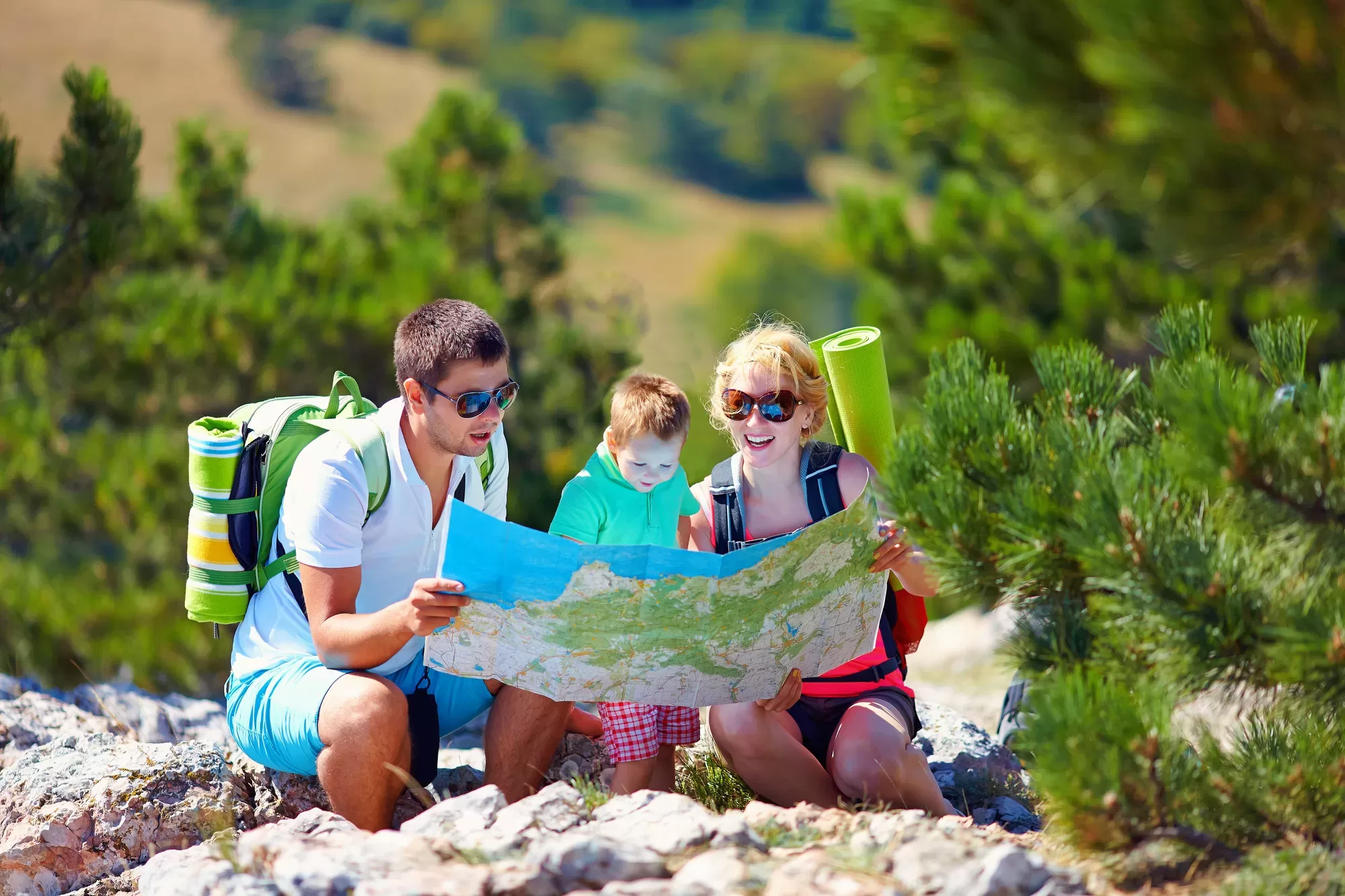 Где лучше отдыхать с детьми отзывы. Путешествие с семьей. Семья путешествует. Путешествие с детьми. Туристы на отдыхе.
